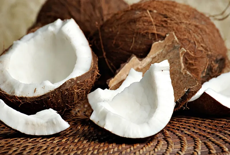 Cùi dừa tươi từ quả dừa có thể non hoặc già