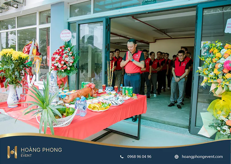 Mâm cúng khai trương nhà xưởng đơn giản nhưng đầy đủ, chu đáo