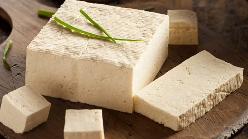 Miếng đậu phụ tươi trắng ngần được cắt thành khối vuông trên đĩa