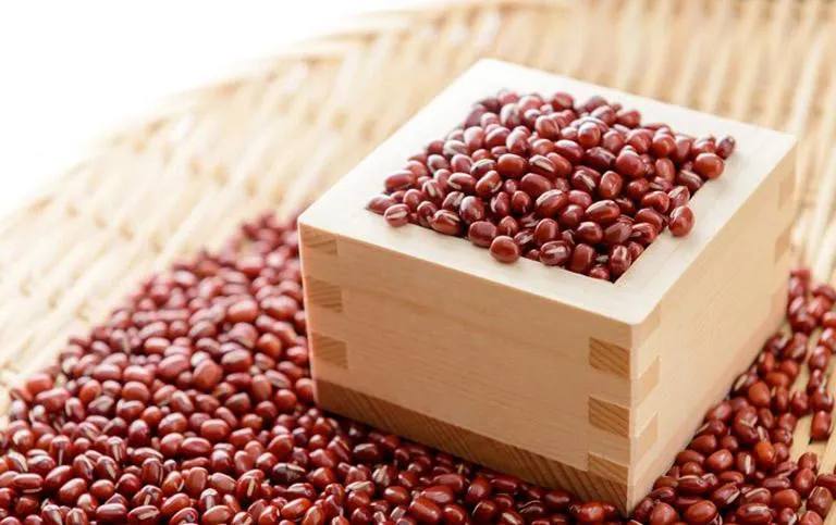 Những hạt đậu đỏ căng tròn, mẩy đều thể hiện sự tươi ngon và giàu dinh dưỡng