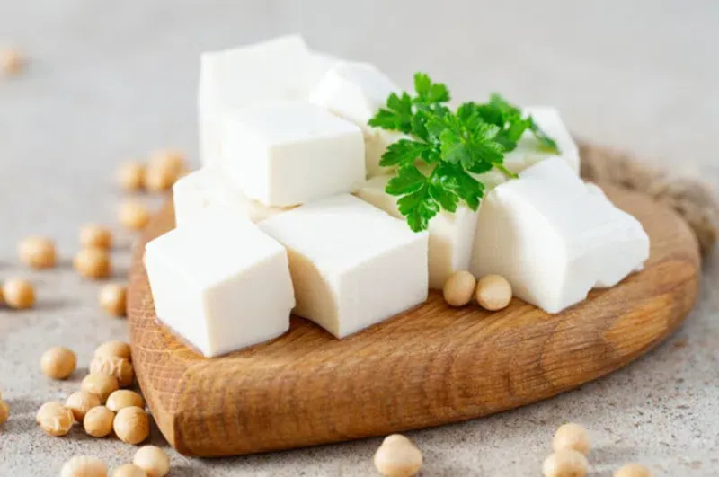 Một miếng đậu hũ trắng tinh khiết đặt trên đĩa, gợi mở về giá trị dinh dưỡng thanh đạm