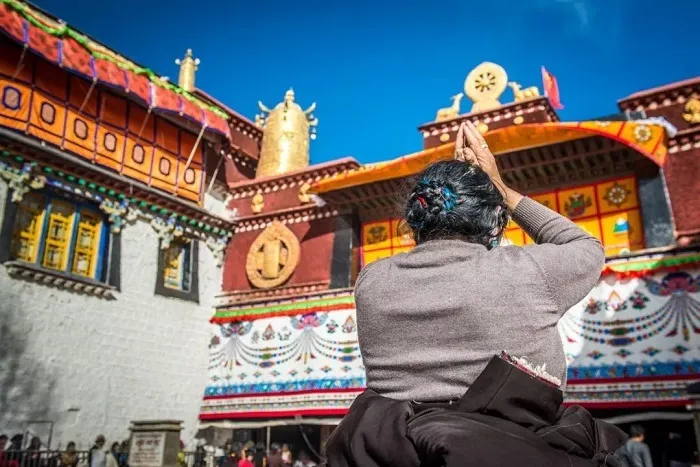 Tín đồ thành kính thực hiện nghi lễ đảnh lễ trước Chùa Jokhang