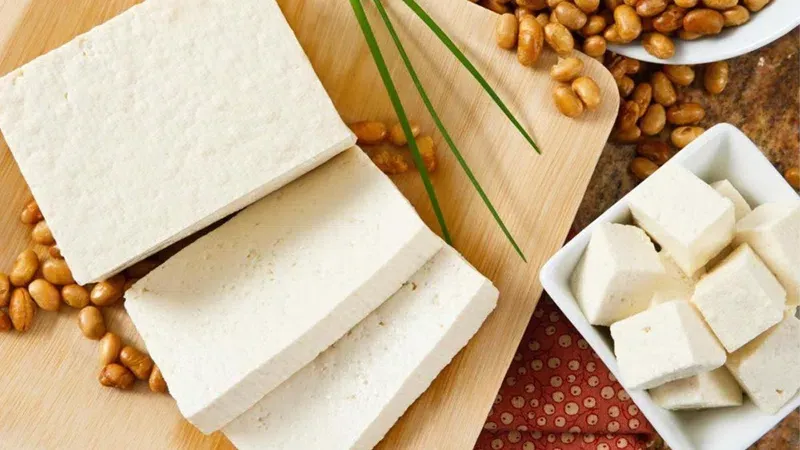 Bảng thành phần dinh dưỡng chi tiết trên nền hình ảnh đậu hũ, minh họa giá trị của món ăn