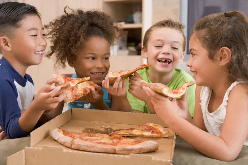 Hình ảnh minh họa một số đối tượng nên hạn chế ăn nhiều pizza