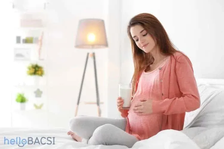 Người phụ nữ buồn bã ngồi một mình, có thể đang trải qua trạng thái trầm cảm