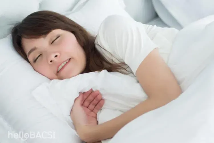Một người đang nghiến răng trong giấc ngủ, gương mặt cau có vì căng thẳng