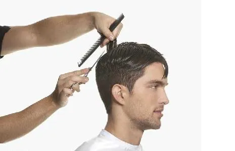 Người phụ nữ đang cắt tóc cho một khách hàng trong tiệm làm tóc