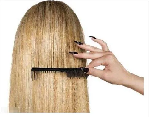 Cô gái đang xem xét mái tóc mới của mình sau khi cắt