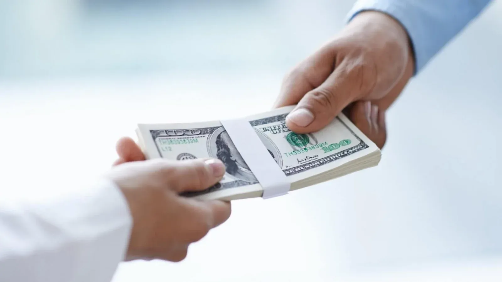 Đôi bàn tay đang trao đổi tiền