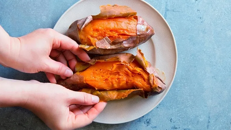 Chế biến khoai lang mật bằng cách hấp hoặc luộc để giữ dinh dưỡng