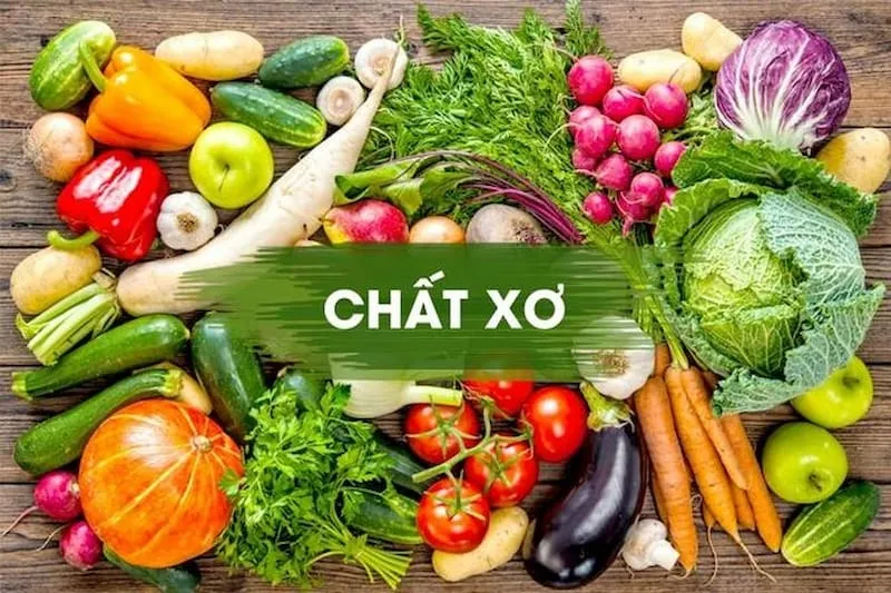 Đĩa chân gà ngâm sả ớt được bày trí kèm rau sống tươi xanh, cà rốt và dưa chuột, thể hiện sự kết hợp hài hòa dinh dưỡng