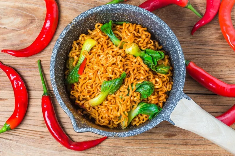 Bát mì cay đã được biến tấu với nhiều topping tươi ngon như thịt, trứng, rau xanh