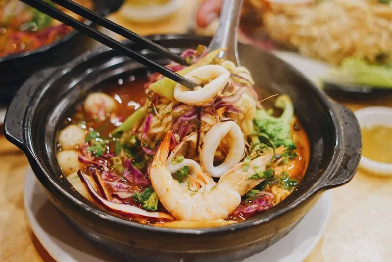 Người phụ nữ mang thai với vẻ mặt lo lắng, đặt tay lên bụng