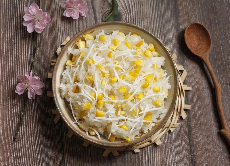 Đĩa xôi ngô thơm ngon cùng hành phi và dừa nạo