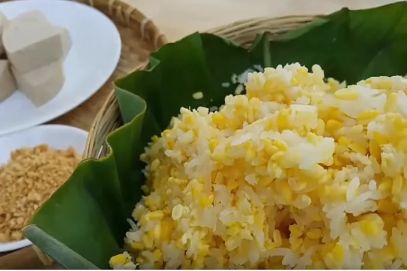 Đĩa xôi đậu xanh mềm dẻo, màu vàng đẹp mắt