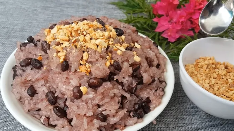 Xôi đậu đen với hạt nếp dẻo và đậu đen bùi