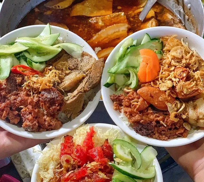 Hộp xôi mặn đầy đủ topping gồm chả, pate, trứng chiên và thịt kho