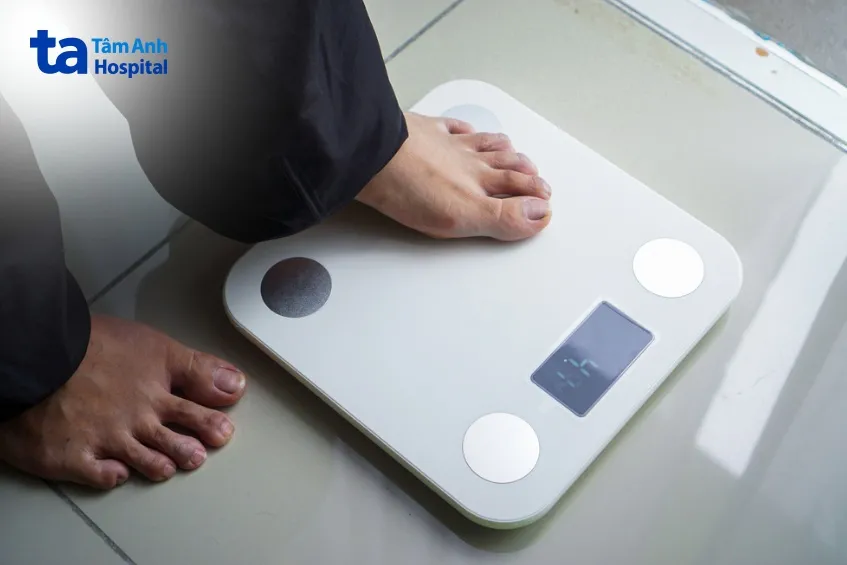 Các thực phẩm lành mạnh được sắp xếp trên bàn