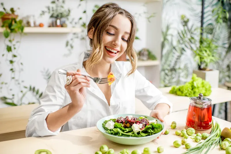 Món salad bắp cải đầy màu sắc, trông hấp dẫn và tốt cho sức khỏe