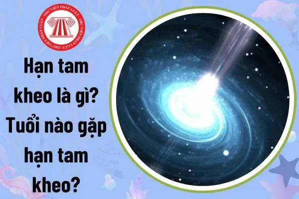 Người cúng lễ theo phong tục truyền thống để cầu mong bình an