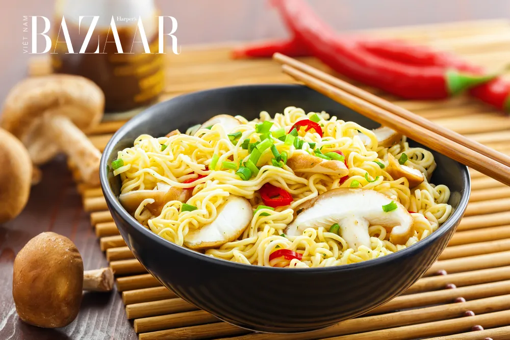 Món mì gói được chế biến cùng nhiều rau xanh và topping healthy