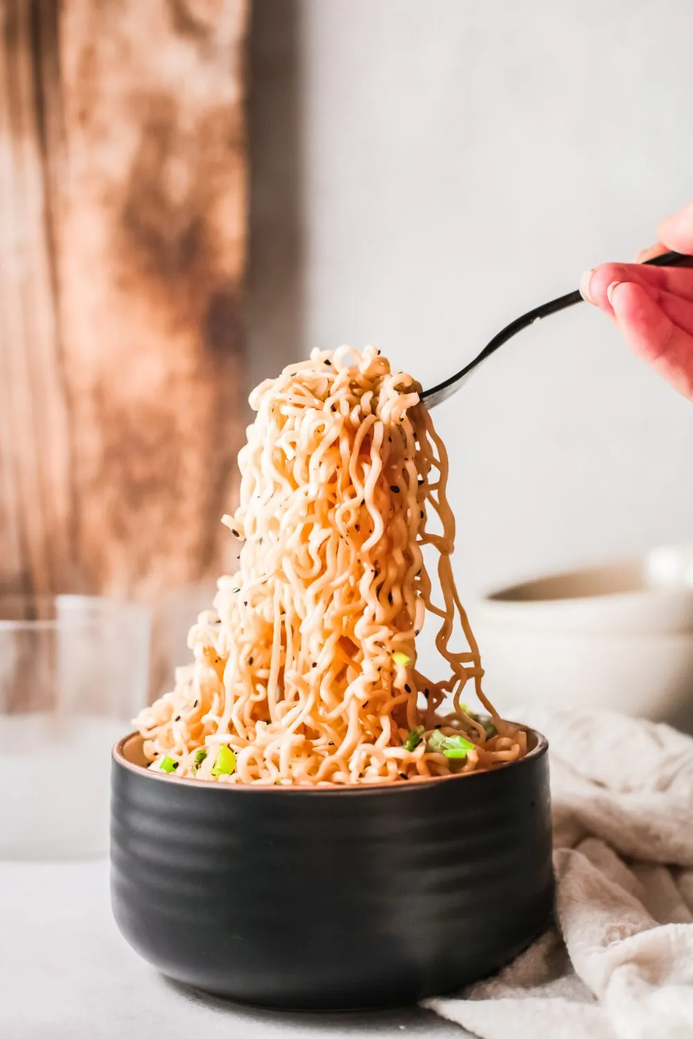 Bảng giá trị dinh dưỡng ước tính trên một gói mì ăn liền 43g