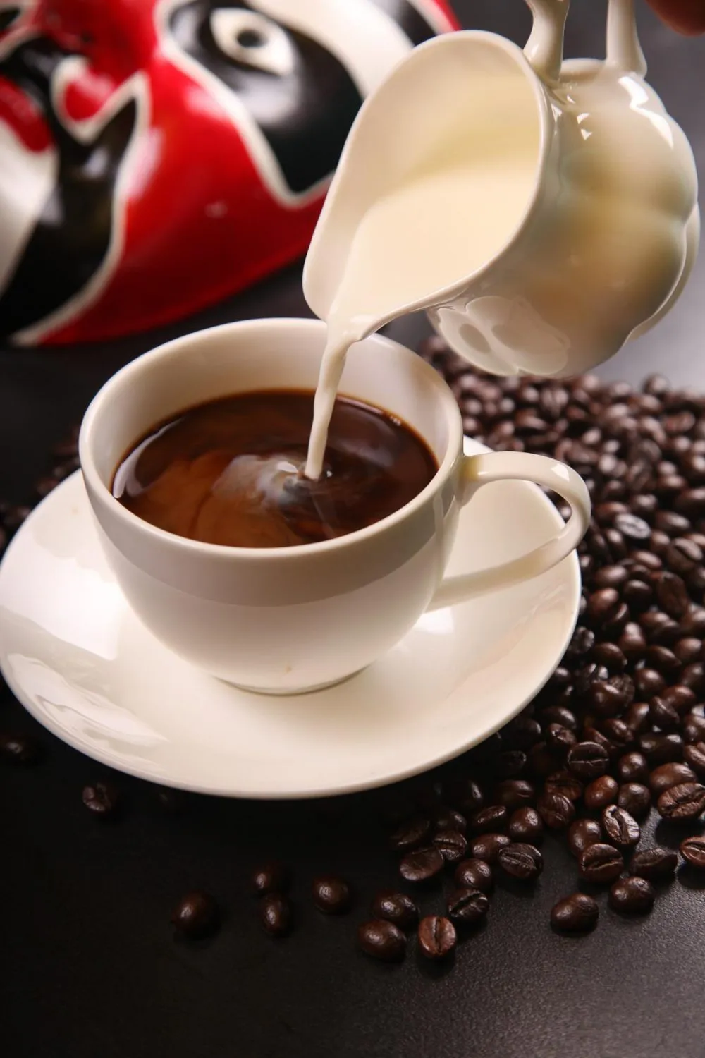 Ly cà phê sữa đặc đá hấp dẫn, thức uống quen thuộc của người Việt