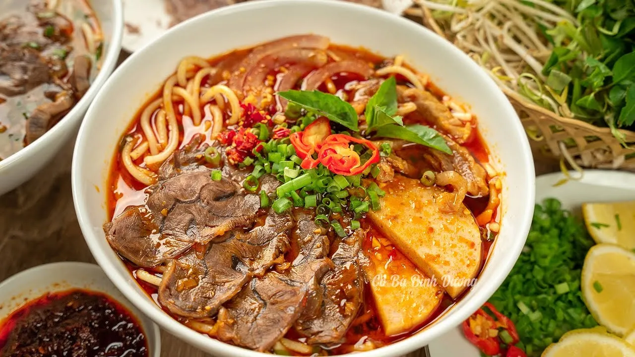 Một phụ nữ đang suy nghĩ về việc ăn bún bò có ảnh hưởng đến cân nặng không