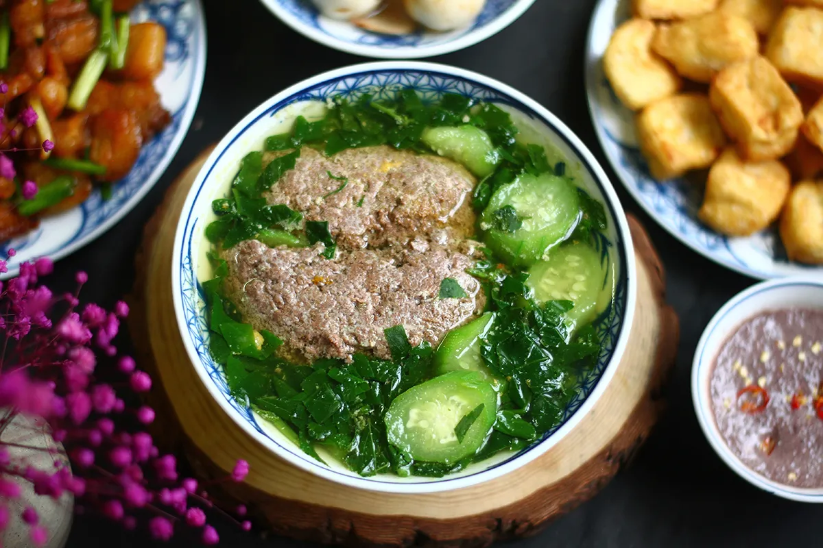 Mâm cơm gia đình với các món ăn hấp dẫn chế biến từ rau đay