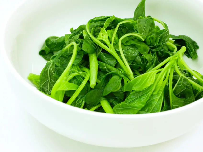 Những bó rau dền tươi ngon được bày bán tại chợ