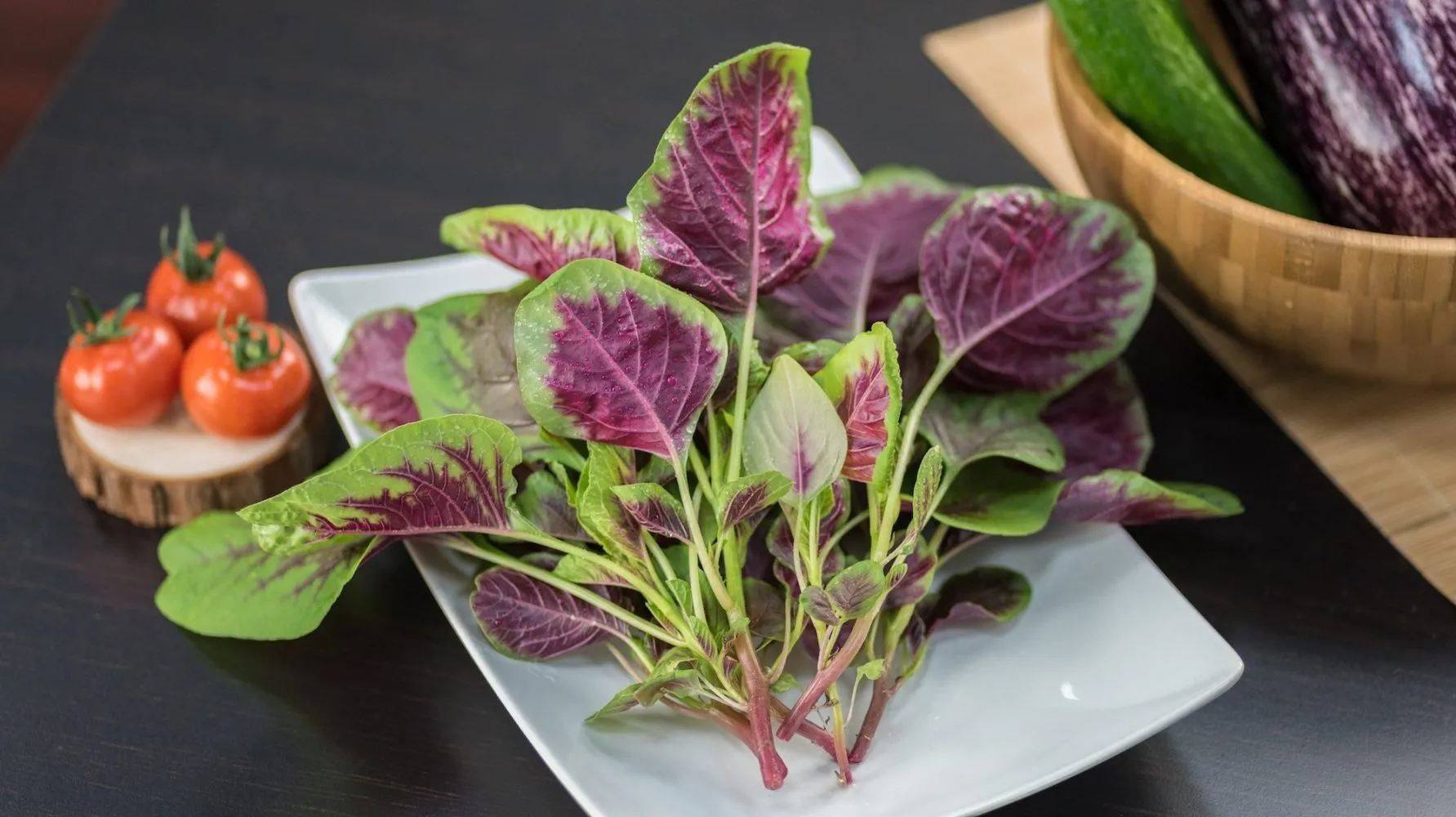 Mâm cơm với các món rau dền hấp dẫn, bao gồm canh rau dền và salad