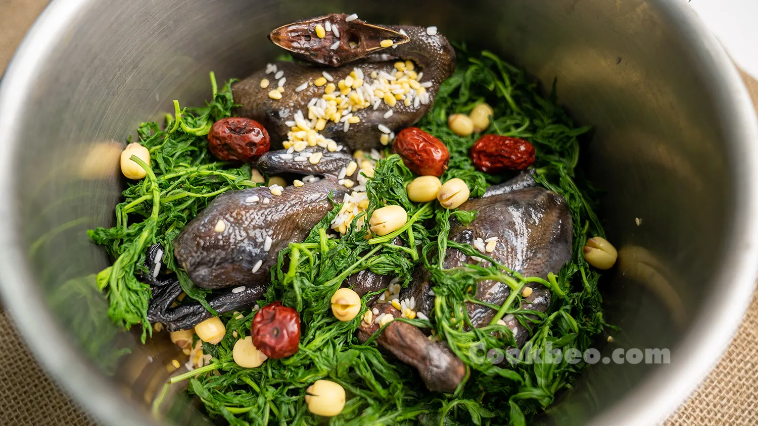 Nồi gà tần ngải cứu đỗ đen nóng hổi