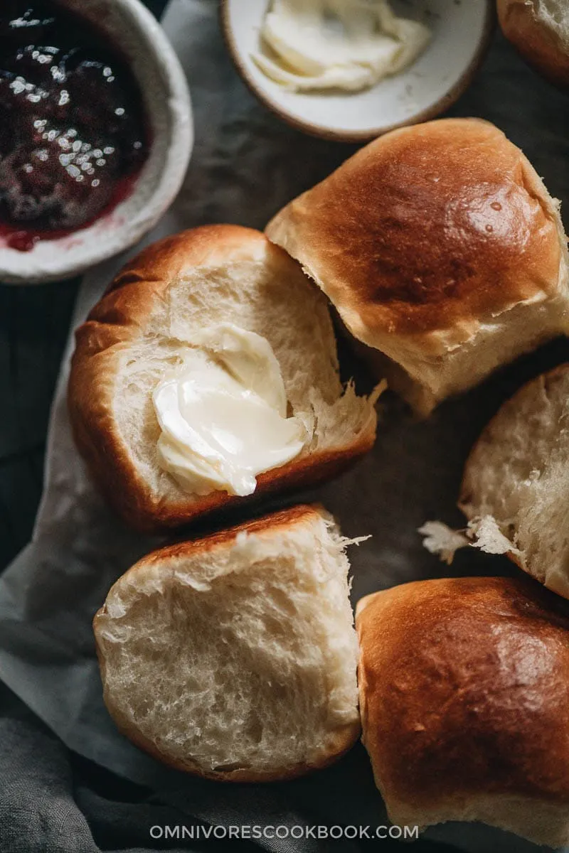 Bánh mì chấm sữa đặc, một bữa sáng truyền thống và đầy năng lượng