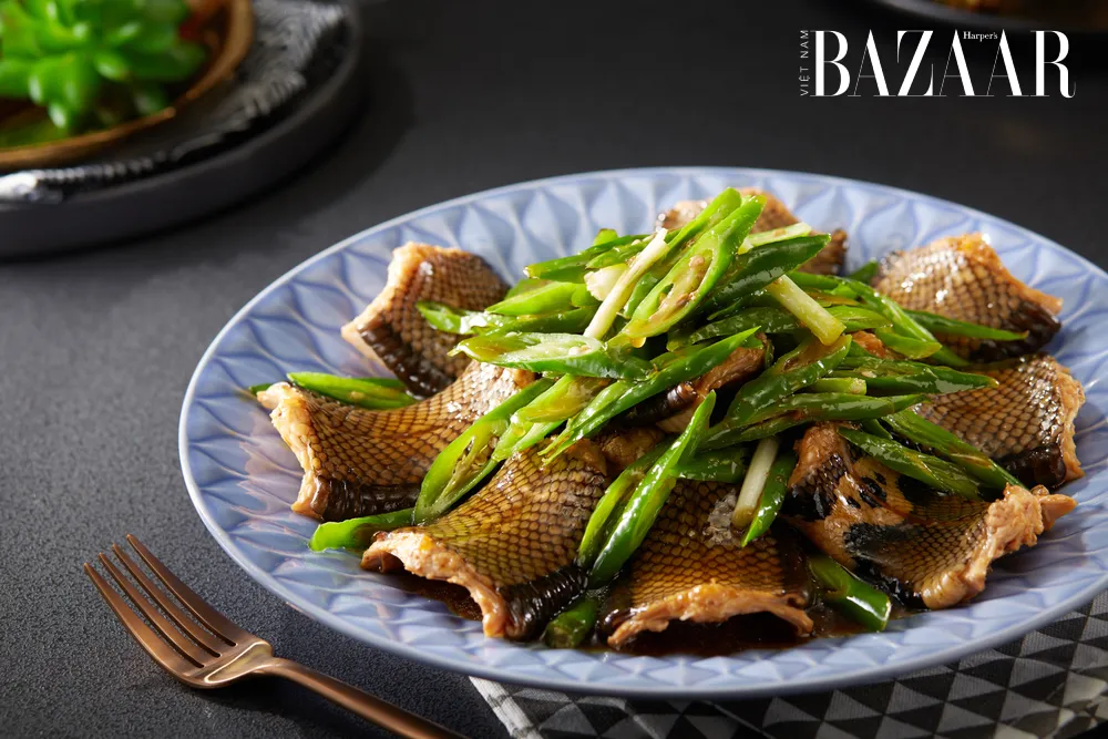 Mô tả một con rắn đang bò trên cành cây, minh họa cho chủ đề về lợi ích và rủi ro khi ăn thịt rắn