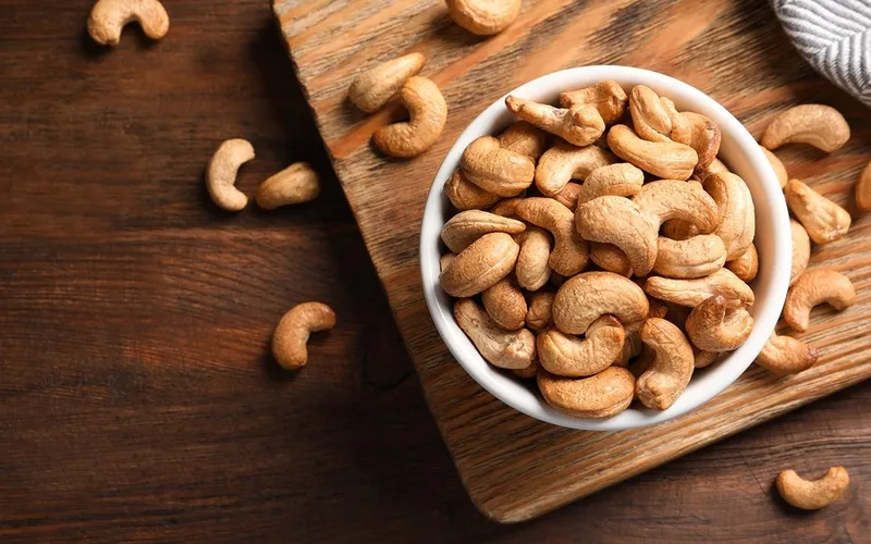 Giá trị dinh dưỡng của hạt điều và lượng calo trong 100g