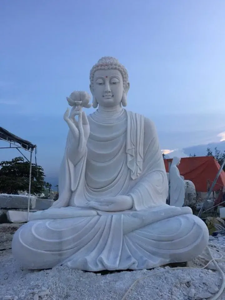 Tượng Đức Phật Thích Ca trong tư thế niêm hoa vi tiếu, với nụ cười từ ái và ánh mắt bao dung, biểu trưng cho sự truyền trao tâm ấn vô ngôn