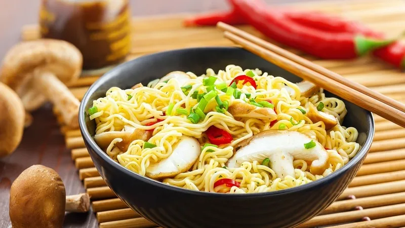 Hạn chế thực phẩm chế biến sẵn khi ăn mì để tránh tăng cân