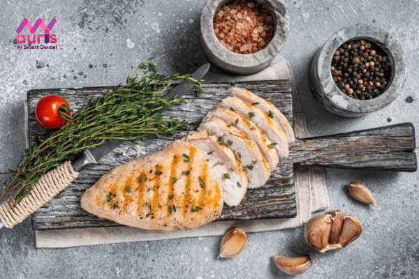 Một đĩa ức gà nướng salad rau củ
