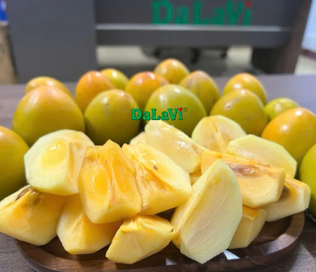 Chẻ hồng giòn ra từng miếng vừa ăn hoặc cắn nguyên trái