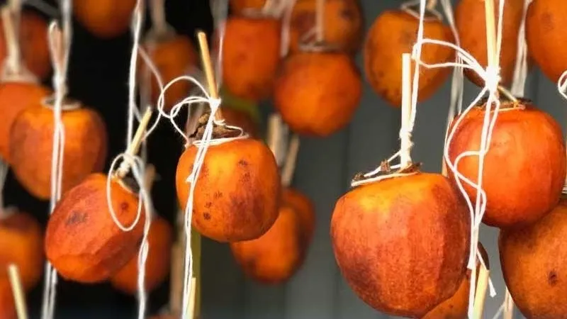 Hồng treo gió là món ăn vặt được yêu thích, giúp bổ sung chất xơ