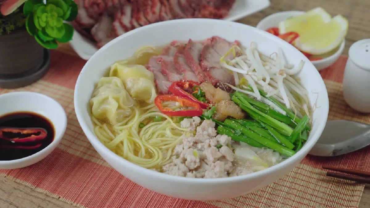 Bát hủ tiếu với nhiều rau xanh và topping thơm ngon