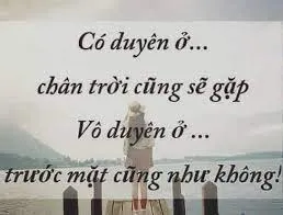 Đôi nam nữ ngồi cạnh nhau trên bãi biển, tượng trưng cho sự gắn kết của duyên phận