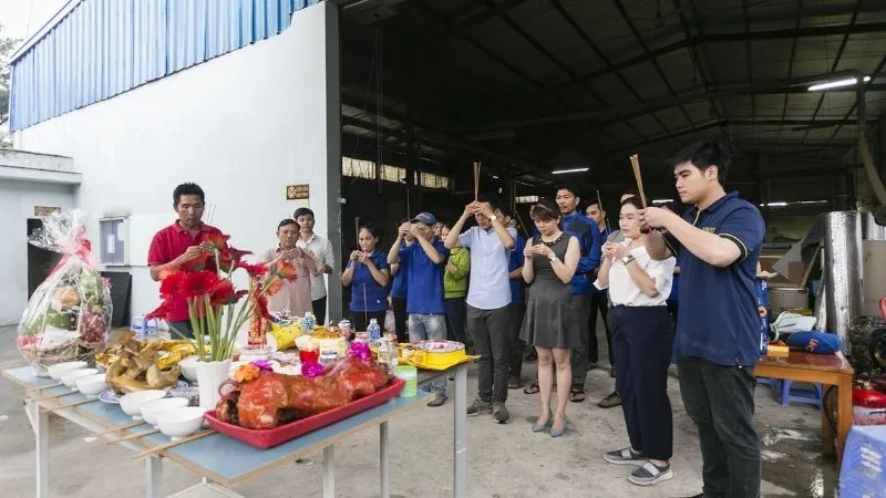 Nên cúng khai trương ngoài sân, trước cửa chính để xin phép thần linh và đón cát khí