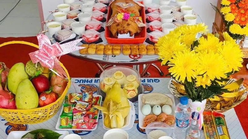 Mâm cúng gồm ngũ quả, hoa tươi, gà luộc hoặc heo quay, xôi, trầu cau,...