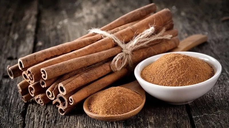 Bột quế tạo hương thơm đặc trưng cho món chả quế