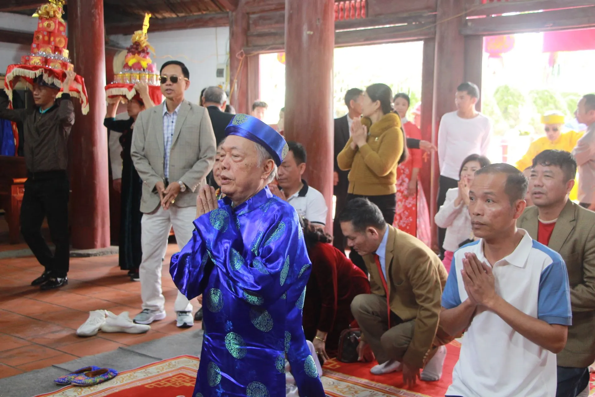 Một cụ Thượng 90 tuổi thực hiện nghi lễ báo công tại miếu đường. Ảnh: Bùi Niên (CTV)