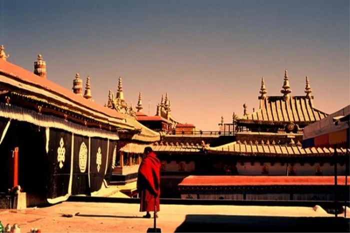 Chùa Jokhang với kiến trúc đặc trưng, nơi hội tụ linh khí đất trời