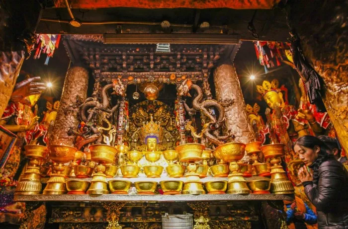 Tượng Jowo Rinpoche được trang hoàng lộng lẫy tại Chùa Jokhang