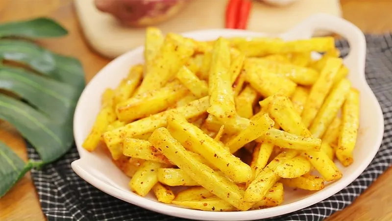 Khoai lang chiên cung cấp lượng calo cao hơn rất nhiều so với khoai lang luộc hoặc hấp