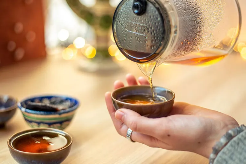 Không nên uống trà xanh ngay sau khi ăn cháo trứng gà để tránh cản trở hấp thu